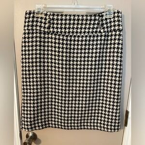 Susan Bristol wool blend y2k b&w houndstooth lined midi pencil skirt. Size 12.